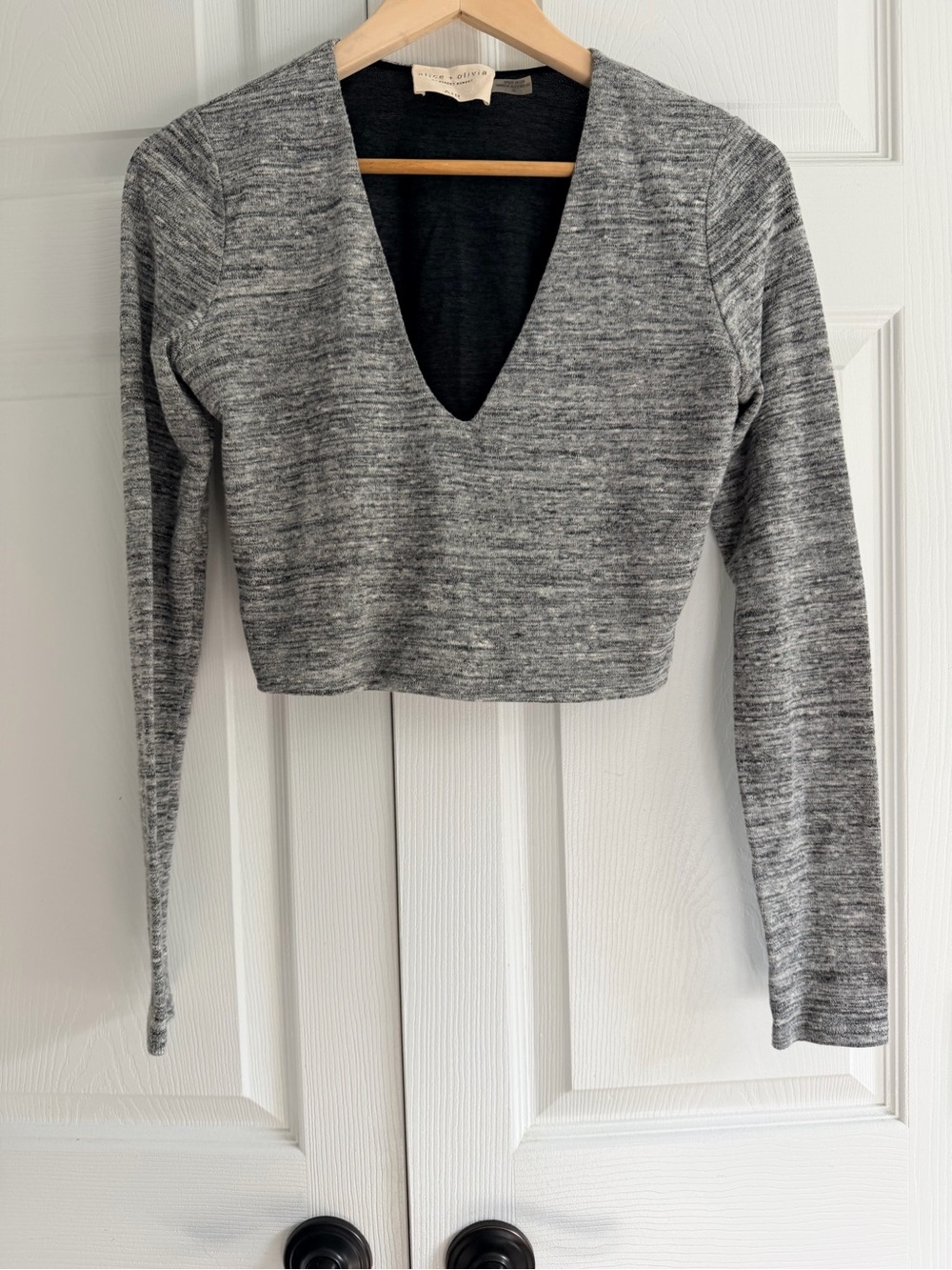 Alice + Olivia AIR Crop Sweater Women’s 10 Gray Black V Neck Long Sleeve